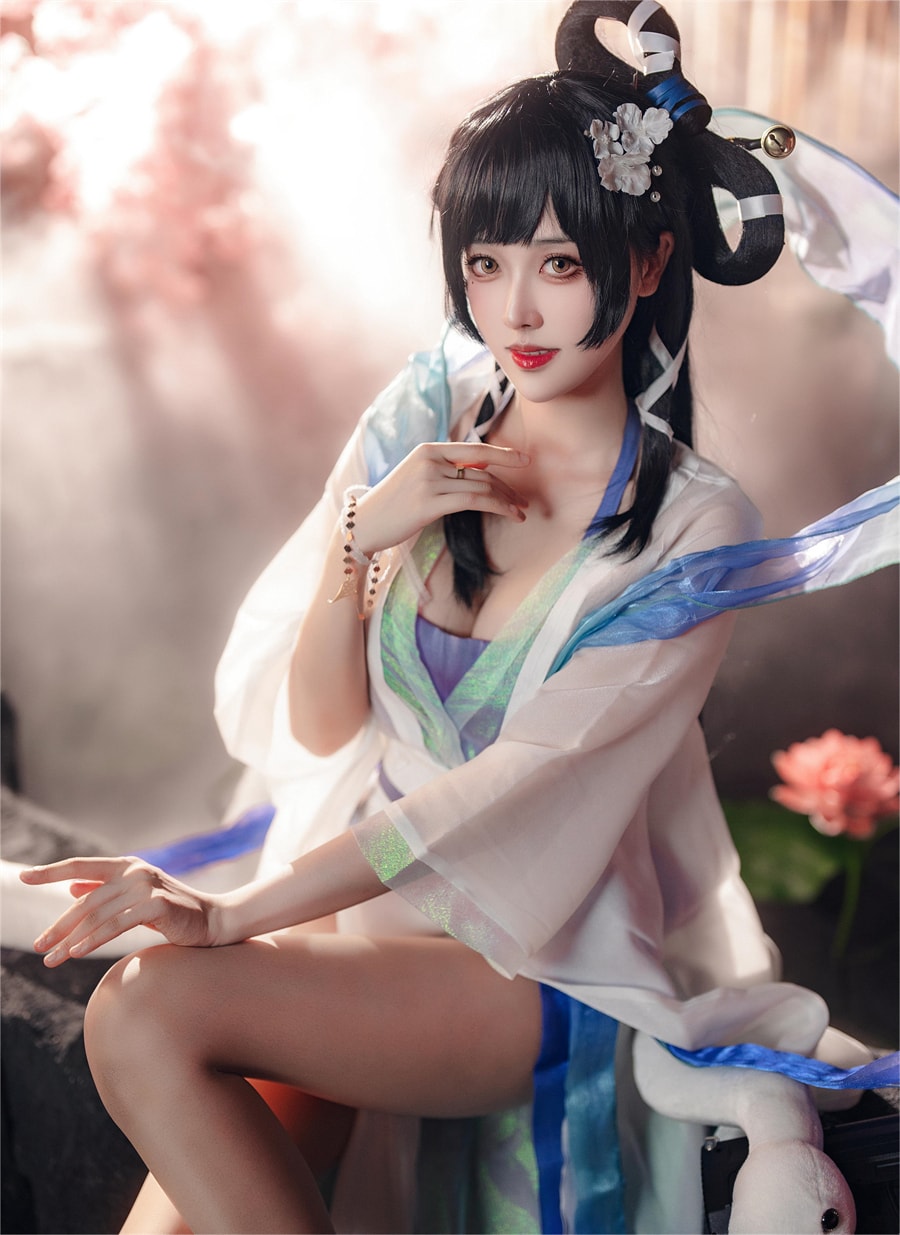 比比骨骼精 QwQ cosplay  95式白蛇